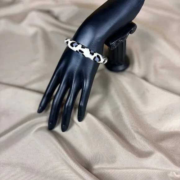 LEOPARD PRINT ENAMEL CLAMPER HINGE Bangle BRACELET Black White Gray Jewelry A7 - Picture 3 of 6